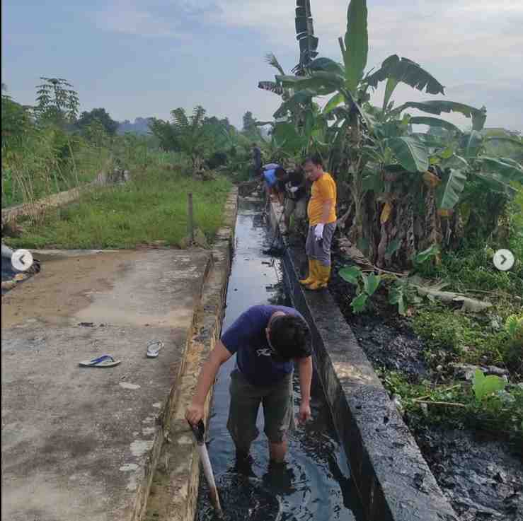 kegiatan Kerja Bakti di lingkungan nya bersama warga RT 04 dan Siswa/i SD Darul Ulum